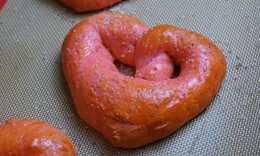 Ροζ pretzels σε σχήμα καρδιάς (vid)