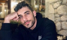 Ραφαήλ Καρυωτάκης: Άγνωστες πτυχές του  TikToker που πρωταγωνιστεί στη Γη της ελιάς