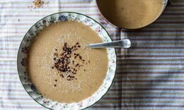 Σούπα βελουτέ με ταχίνι και πλιγούρι από τον Άκη Πετρετζίκη